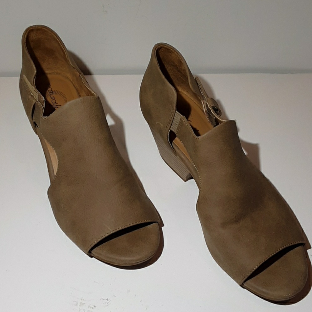 Natural Soul tan nubuck peep toe open side…